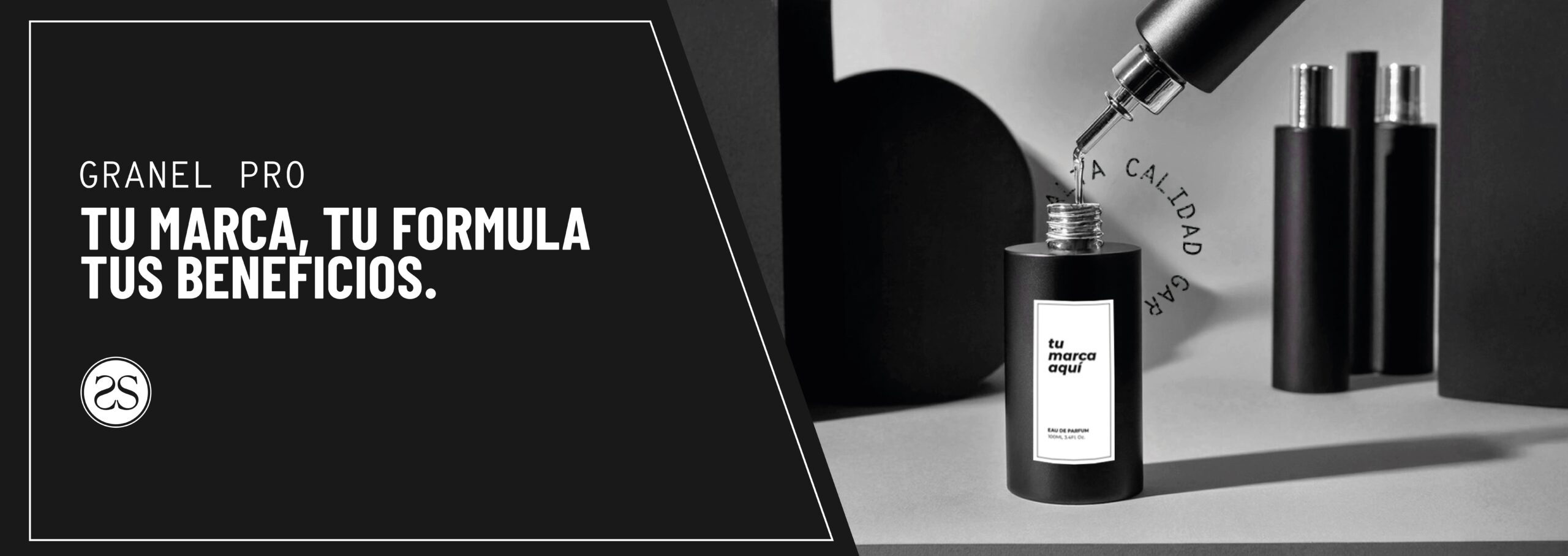 Botella de perfume negro personalizada con etiqueta 'tu marca aquí' y fondo elegante, ideal para vender perfumes a granel con tu propia marca
